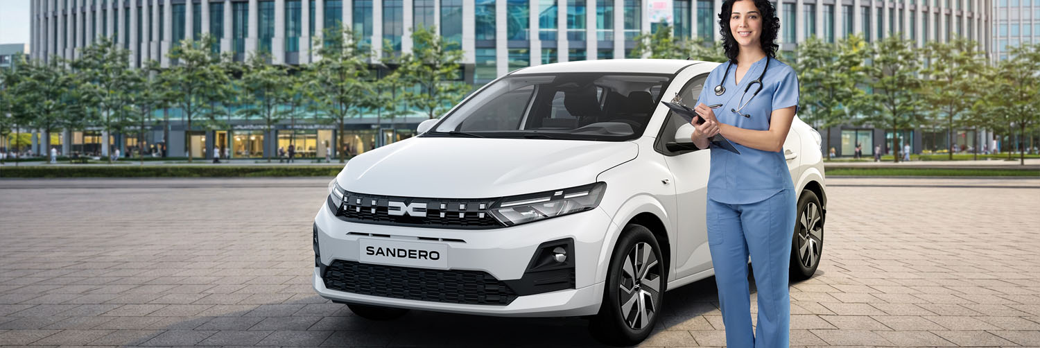 Dacia Gewerbeleasing Angebot für karitative Verbände. Einfach mobil im Einsatz für andere. Das Bild zeigt einen weissen Dacia Sandero der vor einem großen und moderenen Bürogebäude parkt. Neben dem Auto steht eine Frau mit einem blauen Krankenhaus Kasack.