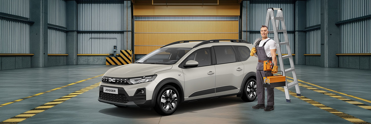 Dacia Gewerbelösung für Facility Services - Effiziente Mobilität für Ihren Arbeitsalltag Perfekt gerüstet für den Einsatz: Der moderne Dacia Jogger in elegantem Beige in einer Montage- und Lagerhalle
