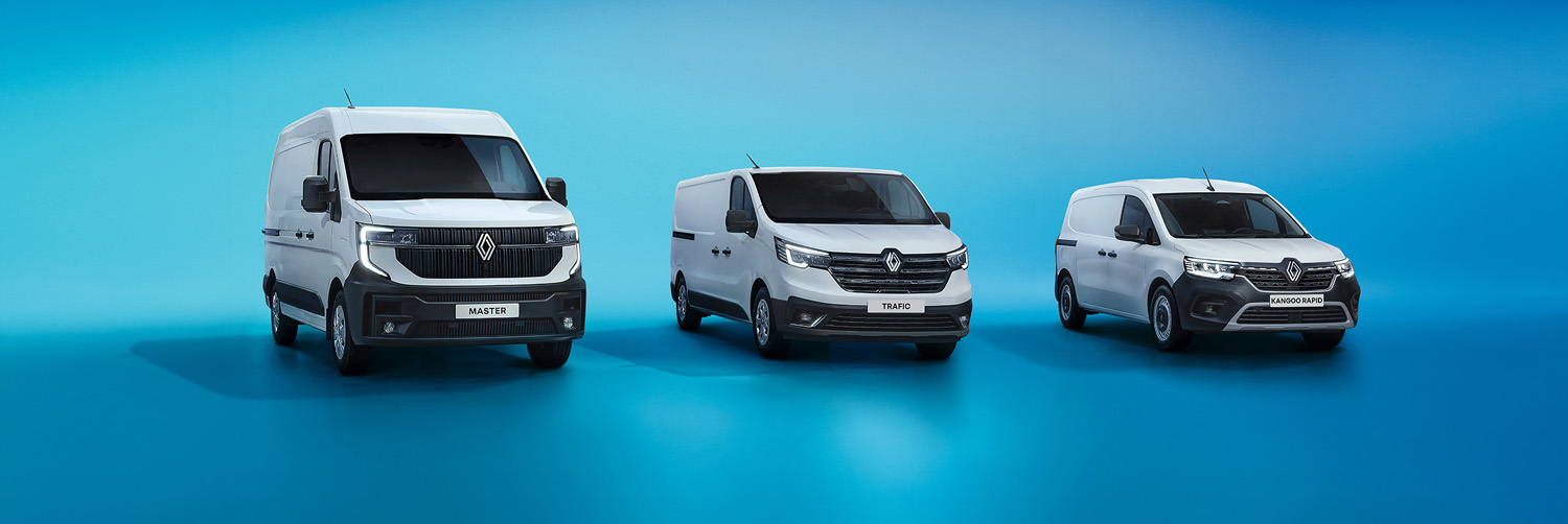 Drei Transporter von der Automarke Renault parken in einer blauen Kulisse. Diese sind von links nach rechts der Größe nach sortiert bzw. geparkt. Links steht der große Transporter in der mitte ein normalere Transporter und rechts ein kleiner Transporter.