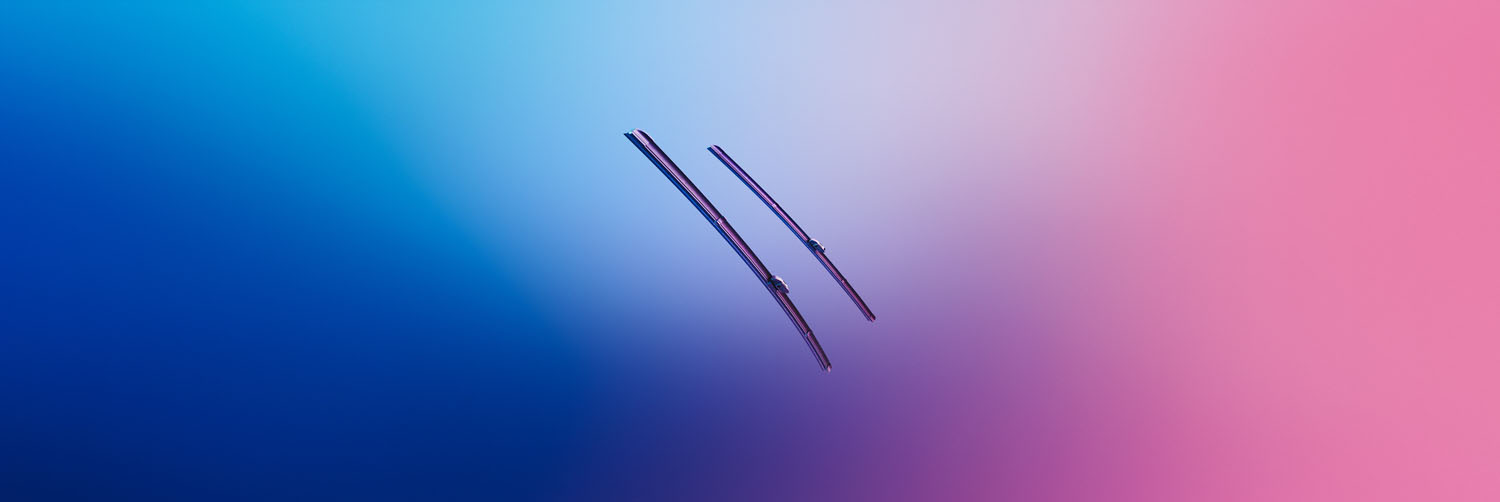 Renalt Care Servcie - Freie-Sicht-Wochen 2026 Sichtbar sind zwei Scheibenwischer vor einem Hintergrund der von Blau in Rosa verläuft.
