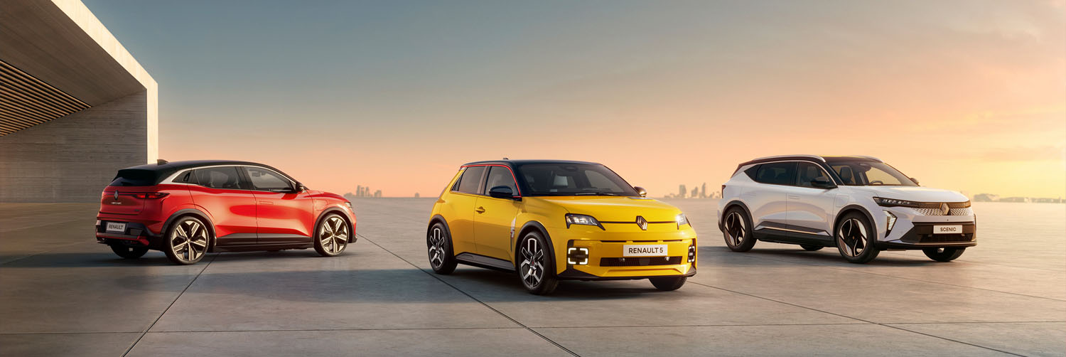 Drei E-Tech Autos der Marke Renault parken auf einem modernen, futuristisch Gelände wie vor einem Flugzeughangar. Zu sehen ist ein weißer Senic, ein Gelber Clio sowie ein roter Megane.