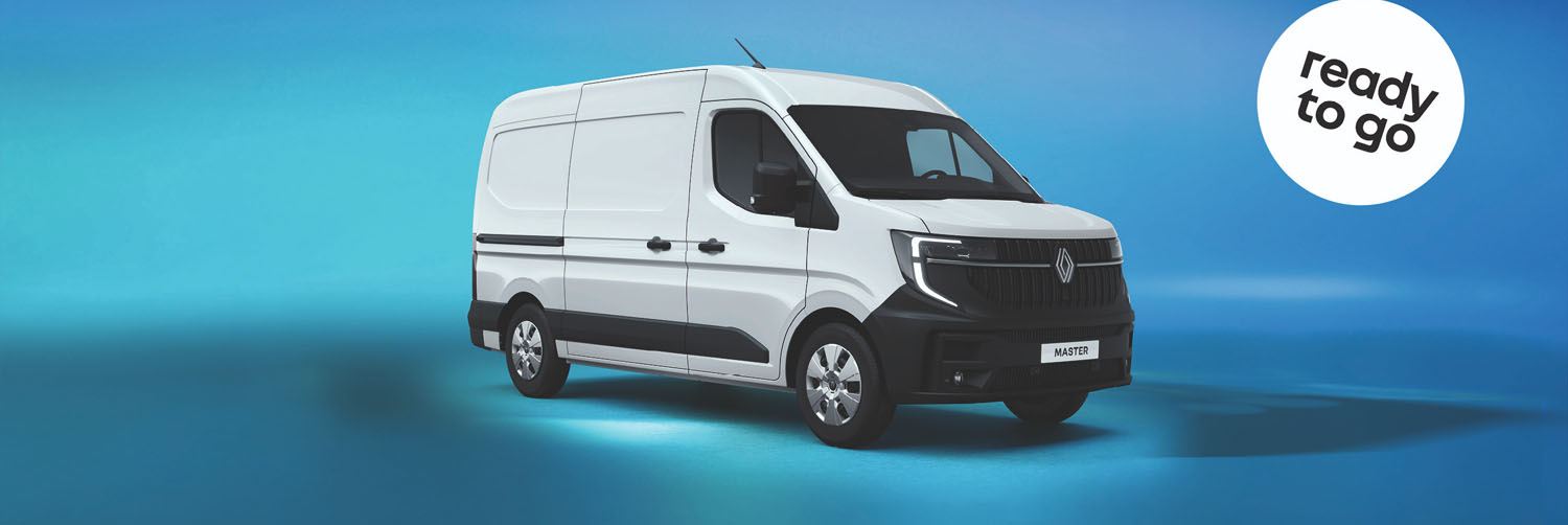 Ein großer weißer Renault Transporter parkt in einer blauen Kulisse.